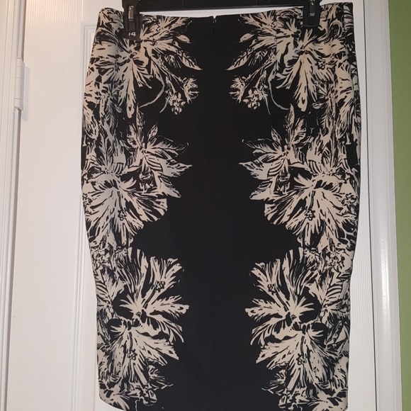 Brand NWT Floral Black and Cream Neoprene Skirt - Picture 2 of 2